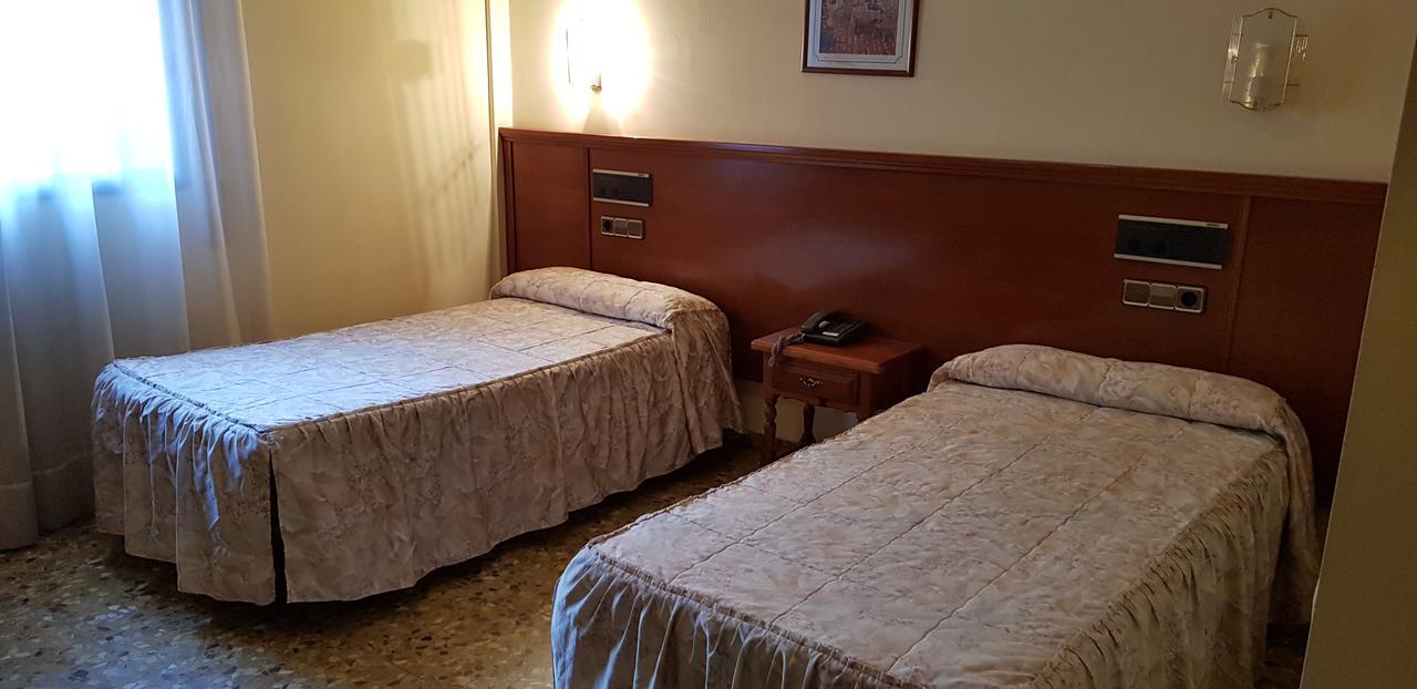 Hotel Reina Isabel Lleida Kültér fotó